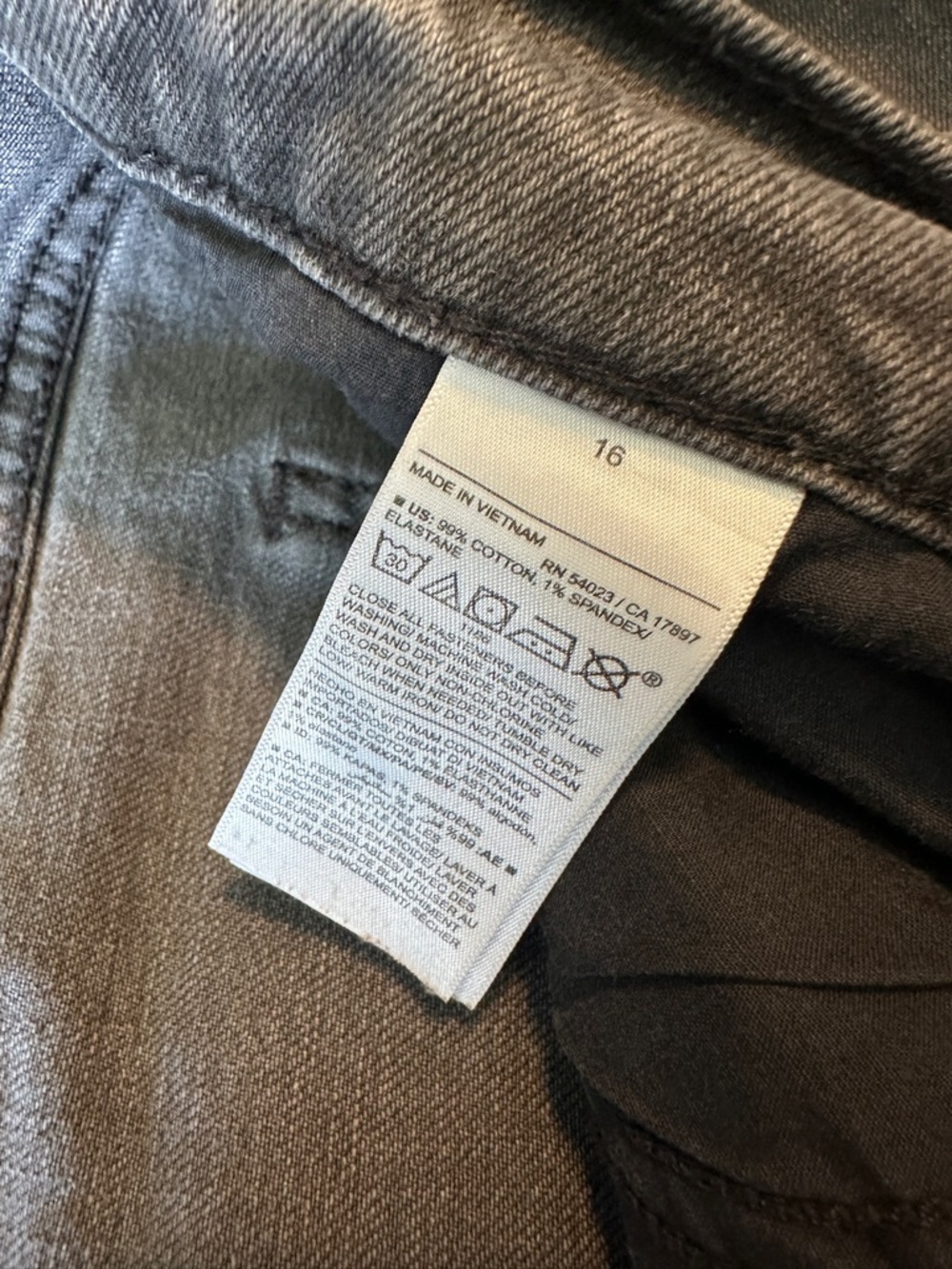 Old Navy Women’s Gray Distressed Boyfriend Jeans - Picture 4 of 4
